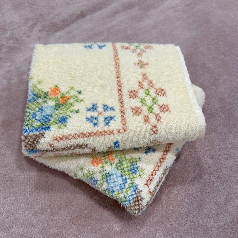 VINTAGE 1970s JCPenney Fashion Manor Floral Hand Towels Fringe Set of 2 USA Bath